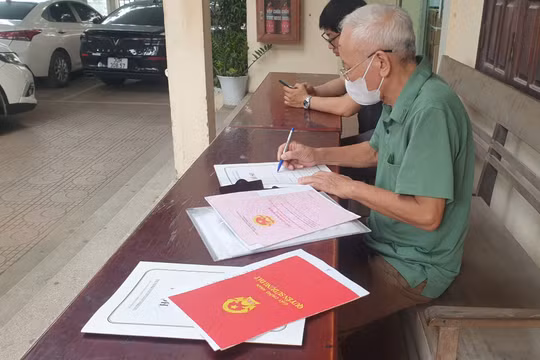 Người dân ở Hà Nội đi làm hồ sơ tách thửa đất. Ảnh: Lệ Chi