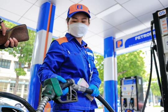 Xăng dầu được giảm 2% thuế VAT đến hết năm 2026