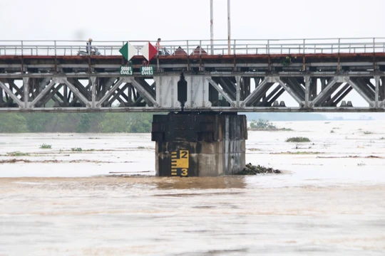 Hình ảnh nước sông Hồng dâng cao khiến Hà Nội lệnh báo động 1