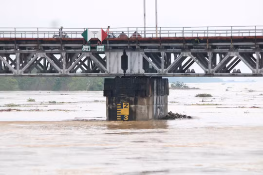 Hình ảnh nước sông Hồng dâng cao khiến Hà Nội lệnh báo động 1