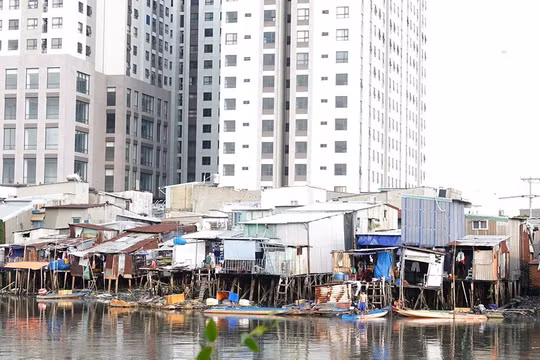 TP.HCM (cũ) vẫn còn hơn 39.600 căn nhà trên và ven 398 tuyến sông, kênh, rạch lớn nhỏ với 65.000 hộ gia đình.