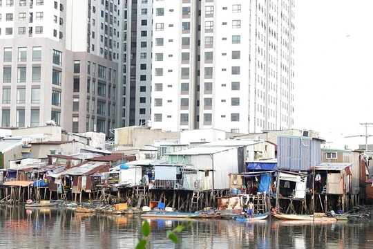 TP.HCM (cũ) vẫn còn hơn 39.600 căn nhà trên và ven 398 tuyến sông, kênh, rạch lớn nhỏ với 65.000 hộ gia đình.