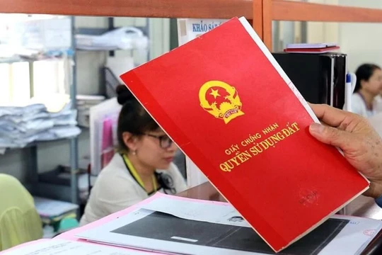 Người dân photo sổ đỏ nộp cho xã, phường