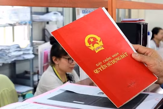 Người dân photo sổ đỏ nộp cho xã, phường