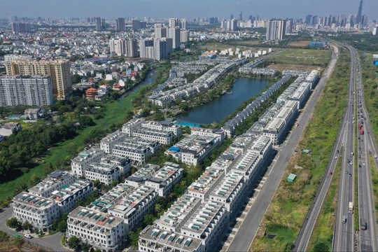 Giá nhà liền thổ TP.HCM giảm 5%, còn 380 triệu đồng/m2