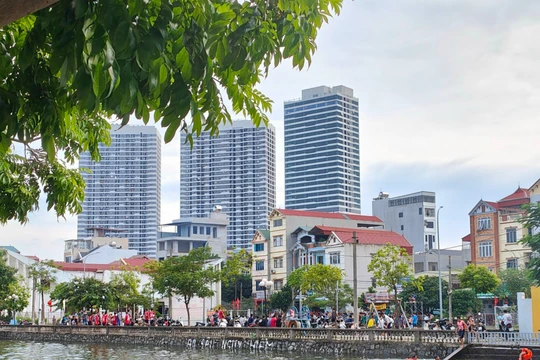 Chốt lãi tiền tỷ từ bán chung cư rồi mua đất nền