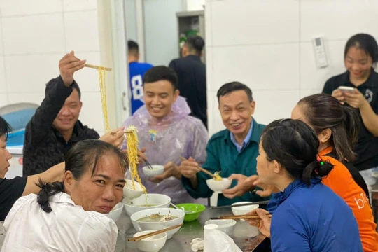 Người dân chia sẻ nhiều hình ảnh xúc động khi bão Yagi quét qua Hà Nội