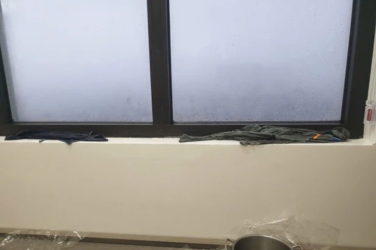 Nước tràn vào chung cư xối xả vì bão Yagi, cư dân "chế" cách kháng nước độc lạ