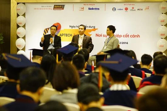 Hội thảo “Industry 4.0: Cưỡi trên sóng hay chìm trong sóng” vừa được Hệ thống đào tạo lập trình viên quốc tế Aptech tổ chức tại Hà Nội.