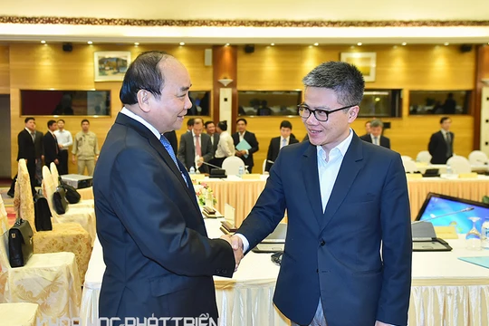 Thủ tướng Nguyễn Xuân Phúc và Giáo sư Ngô Bảo Châu tại hội nghị bàn tròn ngày 13/12. Ảnh: Quang Hiếu