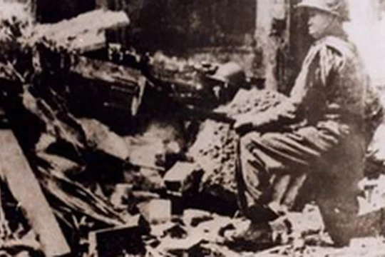 Hình ảnh anh Vệ Quốc quân ôm bom ba càng "quyết tử cho Tổ quốc quyết sinh"