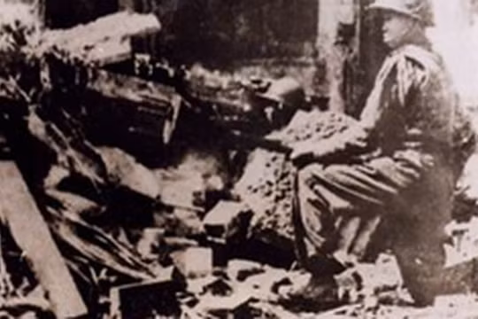 Hình ảnh anh Vệ Quốc quân ôm bom ba càng "quyết tử cho Tổ quốc quyết sinh"