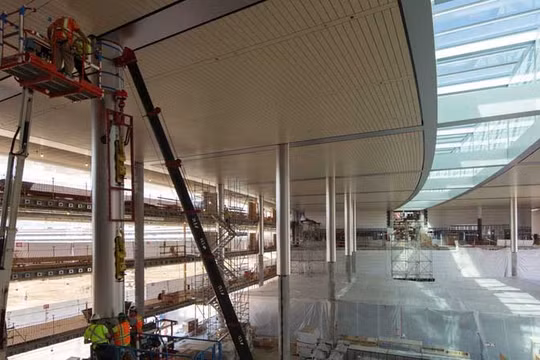 Các nguồn tin nói rằng khu nhà ăn của tòa nhà có sức chứa tới 2.800 nhân viên. Dãy ghế ngồi ngoài trời có thể chứa tới 4.000 nhân viên hoặc hơn.