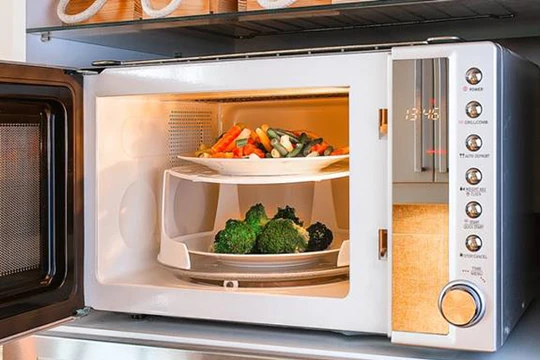 Cách làm sạch lò vi sóng cực nhanh