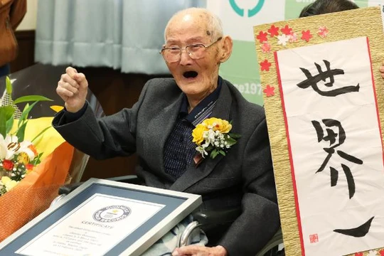 Người đàn ông Nhật Bản 112 tuổi, Chitetsu Watanabe, đứng bên cạnh tờ thư pháp bằng tiếng Nhật “Số 1 thế giới” sau khi ông được công nhận là người đàn ông sống lâu nhất thế giới ở Joetsu, quận Niigata vào ngày 12/2.