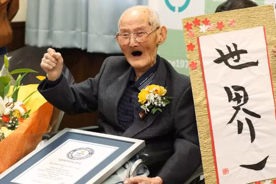 Người đàn ông Nhật Bản 112 tuổi, Chitetsu Watanabe, đứng bên cạnh tờ thư pháp bằng tiếng Nhật “Số 1 thế giới” sau khi ông được công nhận là người đàn ông sống lâu nhất thế giới ở Joetsu, quận Niigata vào ngày 12/2.