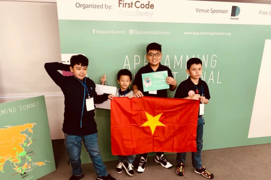 Đội thí sinh Crazy Appentor của Học viện TEKY vừa nhận được giải “Best Creative” tại cuộc thi lập trình ứng dụng di động AppJaming Summit 2018