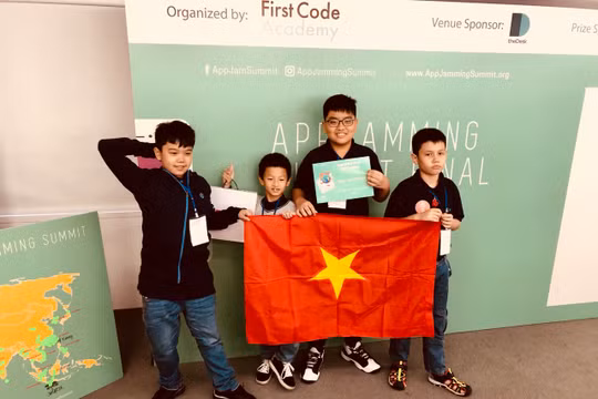 Đội thí sinh Crazy Appentor của Học viện TEKY vừa nhận được giải “Best Creative” tại cuộc thi lập trình ứng dụng di động AppJaming Summit 2018