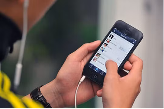 Hiện nay, sự suy giảm của các kênh truyền thông như báo giấy, radio, laptop và tivi đang góp phần khiến di động lên ngôi. Ảnh minh họa: Cnet