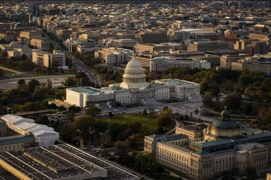 Đây là lần đầu tiên trong hơn một thập kỷ Mỹ bị một công ty xếp hạng uy tín hạ mức tín dụng (Ảnh: WSJ)