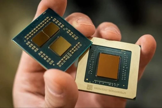 Chủ tịch Runergy Tao Long Zhong (Đào Long Trung) (trái, trước) nhận giấy chứng nhận đầu tư (Ảnh: VGP)