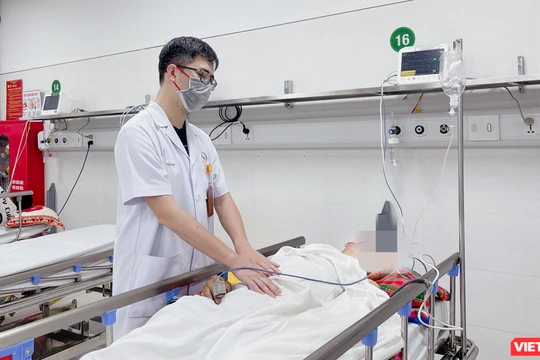 BS Phạm Hiếu Tâm - Khoa Phẫu thuật tiêu hóa, Bệnh viện hữu nghị Việt Đức thăm khám cho bệnh nhân sau phẫu thuật (ảnh BVCC)