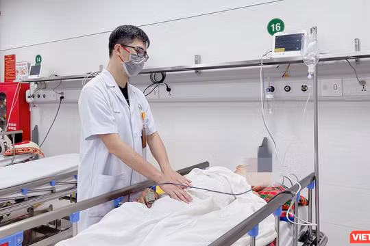 BS Phạm Hiếu Tâm - Khoa Phẫu thuật tiêu hóa, Bệnh viện hữu nghị Việt Đức thăm khám cho bệnh nhân sau phẫu thuật (ảnh BVCC)