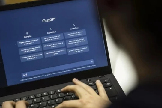 ChatGPT khơi dậy cuộc đua AI của những gã khổng lồ công nghệ như thế... (Ảnh: AP)