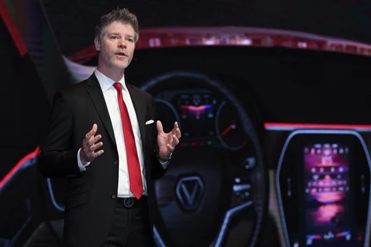 Ông Dave Lyon trình bày về nội thất mẫu xe mới của VinFast tại Paris Motor Show 2018 (Ảnh: Internet)