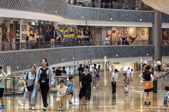 Người dân đi mua sắm tại một trung tâm thương mại ở Thượng Hải, Trung Quốc (Ảnh: Bloomberg)