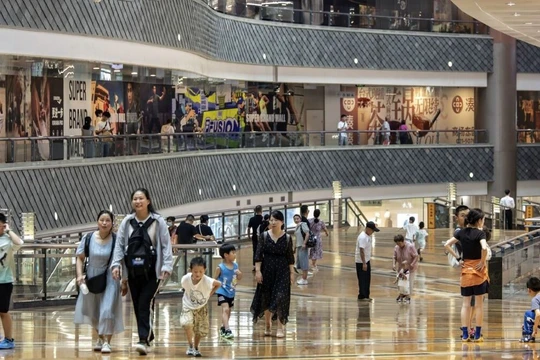 Người dân đi mua sắm tại một trung tâm thương mại ở Thượng Hải, Trung Quốc (Ảnh: Bloomberg)