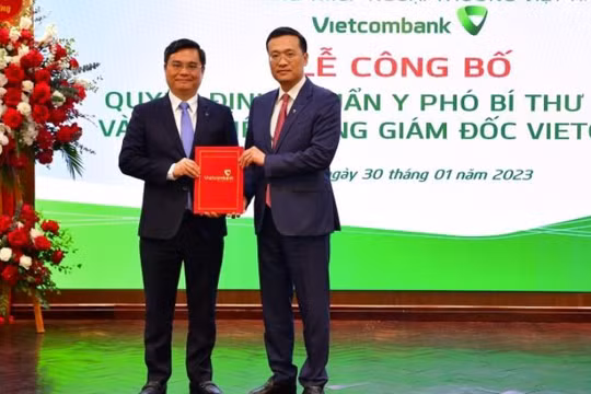 Ông Nguyễn Thanh Tùng (bên trái) tại buổi lễ công bố Quyết định chuẩn y Phó Bí thư Đảng ủy và bổ nhiệm Tổng Giám đốc Vietcombank (Nguồn: Vietcombank)