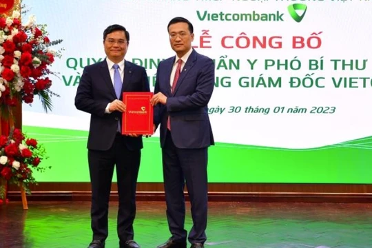Ông Nguyễn Thanh Tùng (bên trái) tại buổi lễ công bố Quyết định chuẩn y Phó Bí thư Đảng ủy và bổ nhiệm Tổng Giám đốc Vietcombank (Nguồn: Vietcombank)