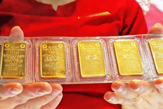 Giá vàng tiệm cận mốc 70 triệu đồng/lượng trước ngày vía Thần tài