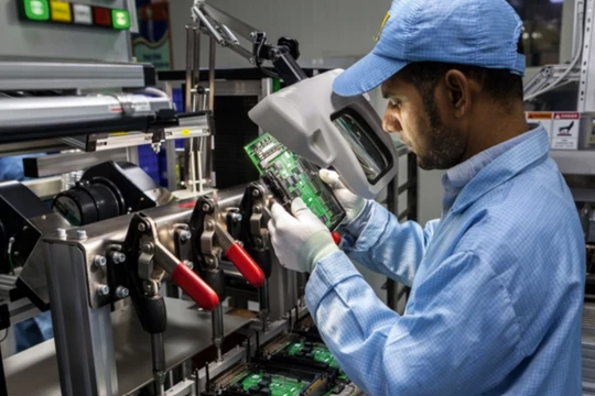 Mô hình phát triển kinh tế của Ấn Độ hay của Indonesia được xem là ưu việt hơn? (Ảnh: The Economist)