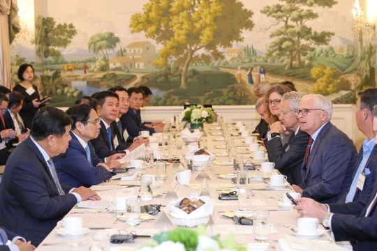 Thủ tướng Phạm Minh Chính trao đổi và làm việc với Hiệp hội Công nghiệp bán dẫn Mỹ (SIA) - Ảnh: VGP