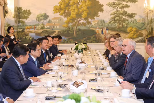 Thủ tướng Phạm Minh Chính trao đổi và làm việc với Hiệp hội Công nghiệp bán dẫn Mỹ (SIA) - Ảnh: VGP