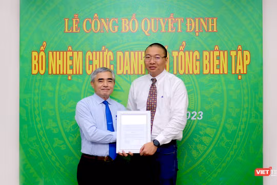 TS. Nguyễn Minh Hồng - Chủ tịch Hội Truyền thông số Việt Nam (VDCA) - trao quyết định bổ nhiệm chức danh Phó Tổng Biên tập Tạp chí Điện tử VietTimes cho nhà báo Trần Hữu Vinh
