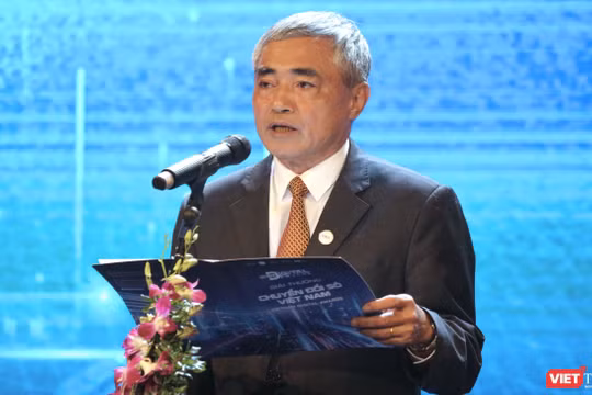 TS. Nguyễn Minh Hồng, Chủ tịch Hội Truyền thông số Việt Nam (VDCA), phát biểu tại Lễ trao giải thưởng Chuyển đổi số Việt Nam 2023