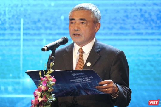 TS. Nguyễn Minh Hồng, Chủ tịch Hội Truyền thông số Việt Nam (VDCA), phát biểu tại Lễ trao giải thưởng Chuyển đổi số Việt Nam 2023