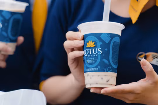 NCS kiếm hơn 1 tỉ đồng mỗi tháng nhờ bán trà sữa trên máy bay