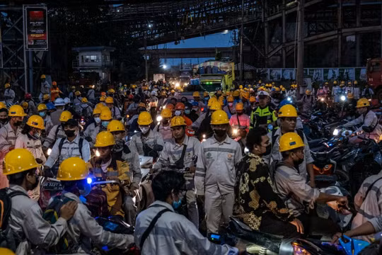 Công nhân tham gia giao thông gần Khu công nghiệp Morowali của Indonesia, trung tâm của ngành công nghiệp liên quan đến niken (Ảnh: Getty)