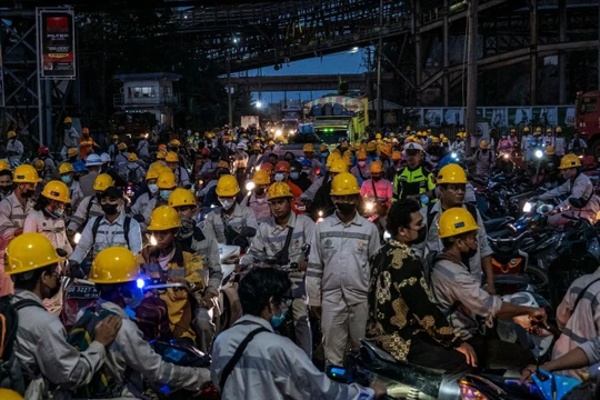 Công nhân tham gia giao thông gần Khu công nghiệp Morowali của Indonesia, trung tâm của ngành công nghiệp liên quan đến niken (Ảnh: Getty)