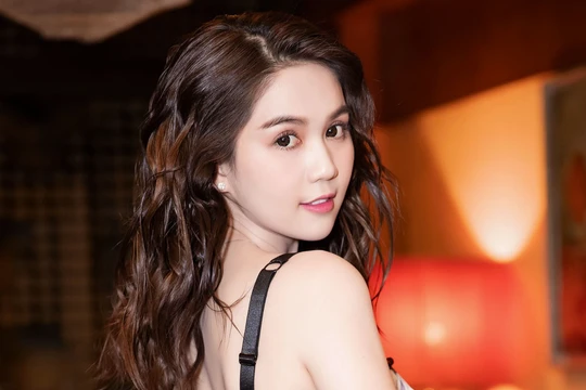 Người mẫu Ngọc Trinh: Từng làm CEO công ty điện ảnh, 'đu trend' tiền ảo