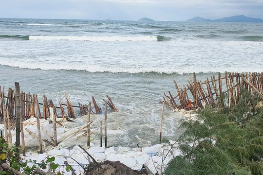 Ảnh: Biển Cửa Đại tiếp tục bị sóng xâm thực sâu