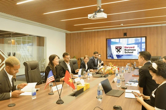 Nhóm nghiên cứu sinh Trường kinh doanh Harvard trao đổi cùng đội ngũ lãnh đạo Tasco