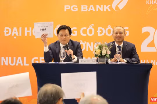 Chủ tịch PG Bank Nguyễn Quang Định (cầm phiếu) và Tổng giám đốc PG Bank Nguyễn Phi Hùng tại đại hội