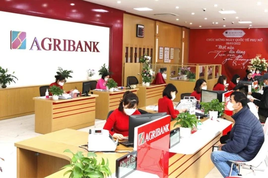 Agribank tặng hàng trăm phần quà trị giá hơn 1,8 tỉ đồng cho khách hàng là tân sinh viên