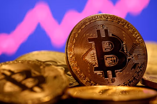 Giá bitcoin tăng vọt sau phán quyết của một toà án Mỹ (Ảnh: Reuters)
