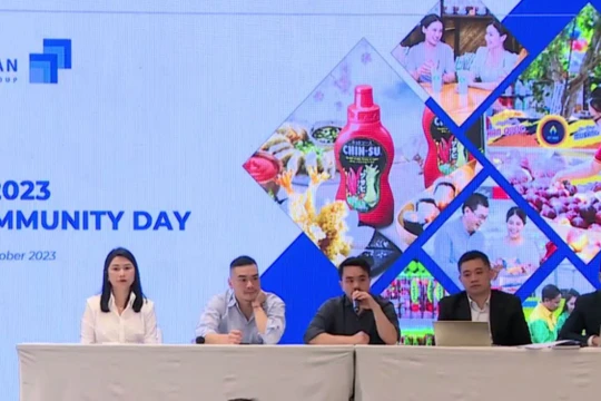 CEO Masan Group Danny Le (giữa) chia sẻ với nhà đầu tư (Ảnh chụp màn hình)